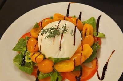 Assiettes garnies de viande rôtie, haricots verts, pommes de terre en dés et légumes décoratifs.