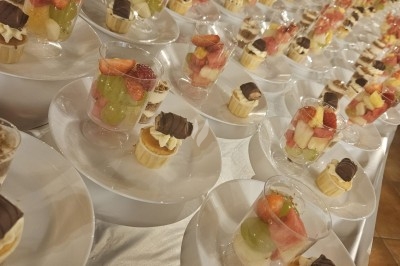 Assiettes garnies de viande rôtie, haricots verts, pommes de terre en dés et légumes décoratifs.