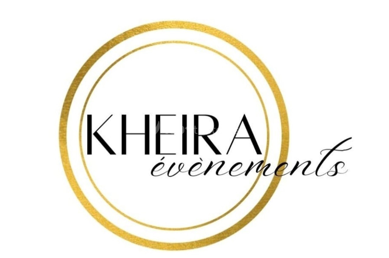 Logo de ’Kheira événements’ avec un texte noir entouré de deux cercles dorés fins.