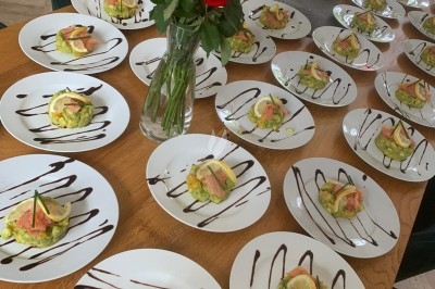 Assiettes garnies de viande rôtie, haricots verts, pommes de terre en dés et légumes décoratifs.