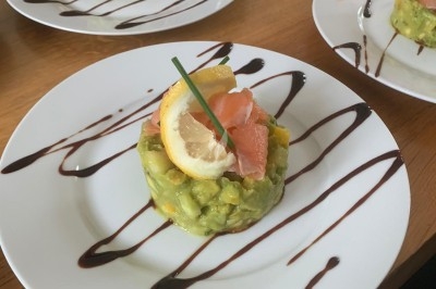 Assiettes garnies de viande rôtie, haricots verts, pommes de terre en dés et légumes décoratifs.