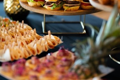 Assiettes garnies de viande rôtie, haricots verts, pommes de terre en dés et légumes décoratifs.