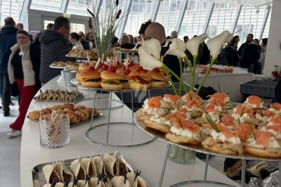 Assiettes garnies de viande rôtie, haricots verts, pommes de terre en dés et légumes décoratifs.