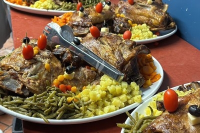 Assiettes garnies de viande rôtie, haricots verts, pommes de terre en dés et légumes décoratifs.