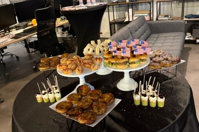Assiettes garnies de viande rôtie, haricots verts, pommes de terre en dés et légumes décoratifs.