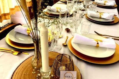 Assiettes garnies de viande rôtie, haricots verts, pommes de terre en dés et légumes décoratifs.