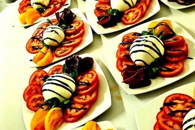 Assiettes garnies de viande rôtie, haricots verts, pommes de terre en dés et légumes décoratifs.