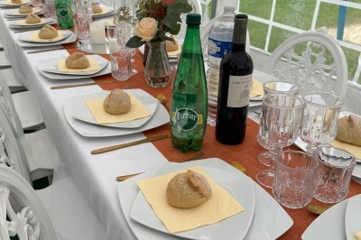 Assiettes garnies de viande rôtie, haricots verts, pommes de terre en dés et légumes décoratifs.