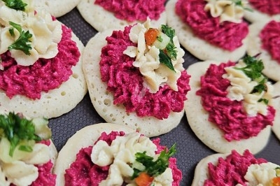 Assiettes garnies de viande rôtie, haricots verts, pommes de terre en dés et légumes décoratifs.