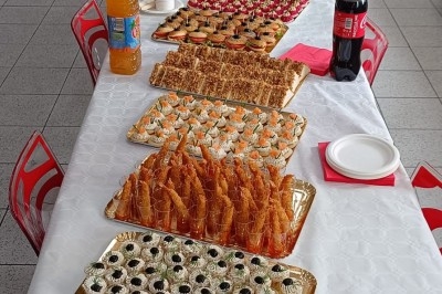 Assiettes garnies de viande rôtie, haricots verts, pommes de terre en dés et légumes décoratifs.
