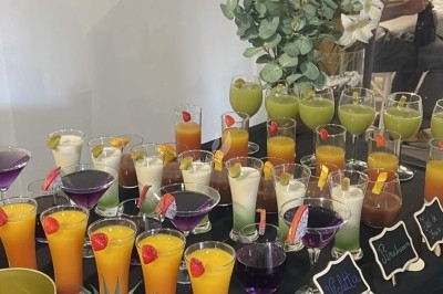 Assiettes garnies de viande rôtie, haricots verts, pommes de terre en dés et légumes décoratifs.