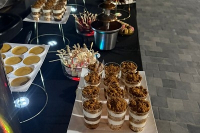 Assiettes garnies de viande rôtie, haricots verts, pommes de terre en dés et légumes décoratifs.