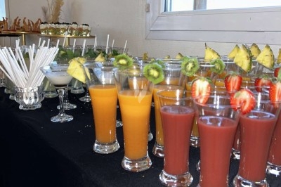 Assiettes garnies de viande rôtie, haricots verts, pommes de terre en dés et légumes décoratifs.