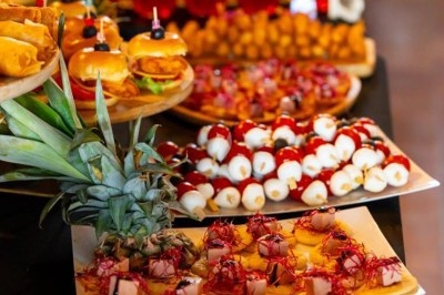 Assiettes garnies de viande rôtie, haricots verts, pommes de terre en dés et légumes décoratifs.