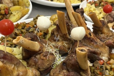 Assiettes garnies de viande rôtie, haricots verts, pommes de terre en dés et légumes décoratifs.