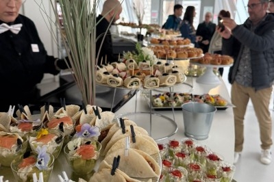 Assiettes garnies de viande rôtie, haricots verts, pommes de terre en dés et légumes décoratifs.