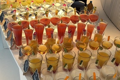 Assiettes garnies de viande rôtie, haricots verts, pommes de terre en dés et légumes décoratifs.