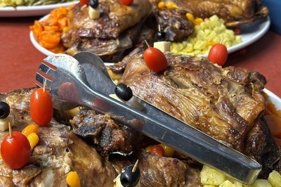 Assiettes garnies de viande rôtie, haricots verts, pommes de terre en dés et légumes décoratifs.