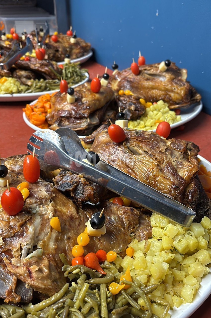 Assiettes garnies de viande rôtie, haricots verts, pommes de terre en dés et légumes décoratifs.