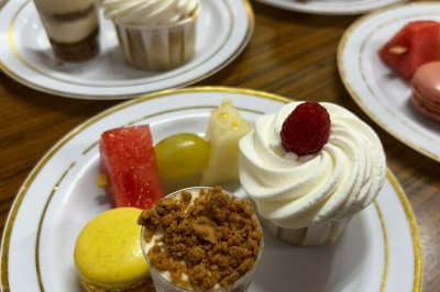 Assiettes garnies de viande rôtie, haricots verts, pommes de terre, carottes et décorations de tomates cerises et olives.
