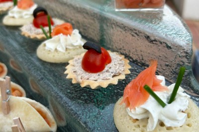 Assiettes garnies de viande rôtie, haricots verts, pommes de terre, carottes et décorations de tomates cerises et olives.