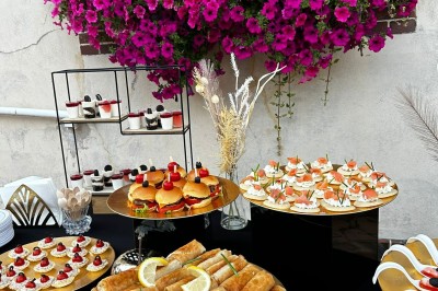 Assiettes garnies de viande rôtie, haricots verts, pommes de terre, carottes et décorations de tomates cerises et olives.