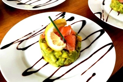 Assiettes garnies de viande rôtie, haricots verts, pommes de terre, carottes et décorations de tomates cerises et olives.