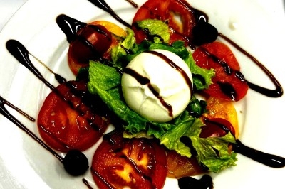 Assiettes garnies de viande rôtie, haricots verts, pommes de terre, carottes et décorations de tomates cerises et olives.