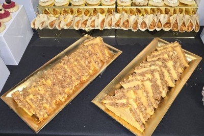 Assiettes garnies de viande rôtie, haricots verts, pommes de terre, carottes et décorations de tomates cerises et olives.