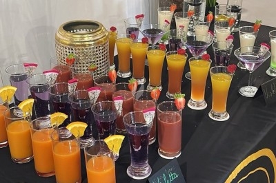 Assiettes garnies de viande rôtie, haricots verts, pommes de terre, carottes et décorations de tomates cerises et olives.