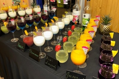 Assiettes garnies de viande rôtie, haricots verts, pommes de terre, carottes et décorations de tomates cerises et olives.