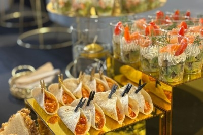 Assiettes garnies de viande rôtie, haricots verts, pommes de terre, carottes et décorations de tomates cerises et olives.