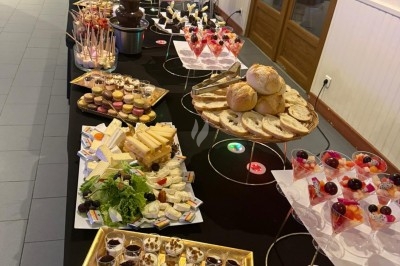 Assiettes garnies de viande rôtie, haricots verts, pommes de terre, carottes et décorations de tomates cerises et olives.