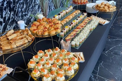 Assiettes garnies de viande rôtie, haricots verts, pommes de terre, carottes et décorations de tomates cerises et olives.