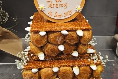 Assiettes garnies de viande rôtie, haricots verts, pommes de terre, carottes et décorations de tomates cerises et olives.