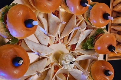 Assiettes garnies de viande rôtie, haricots verts, pommes de terre, carottes et décorations de tomates cerises et olives.