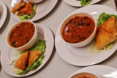 Assiettes garnies de viande rôtie, haricots verts, pommes de terre, carottes et décorations de tomates cerises et olives.