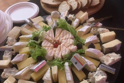 Assiettes garnies de viande rôtie, haricots verts, pommes de terre, carottes et décorations de tomates cerises et olives.