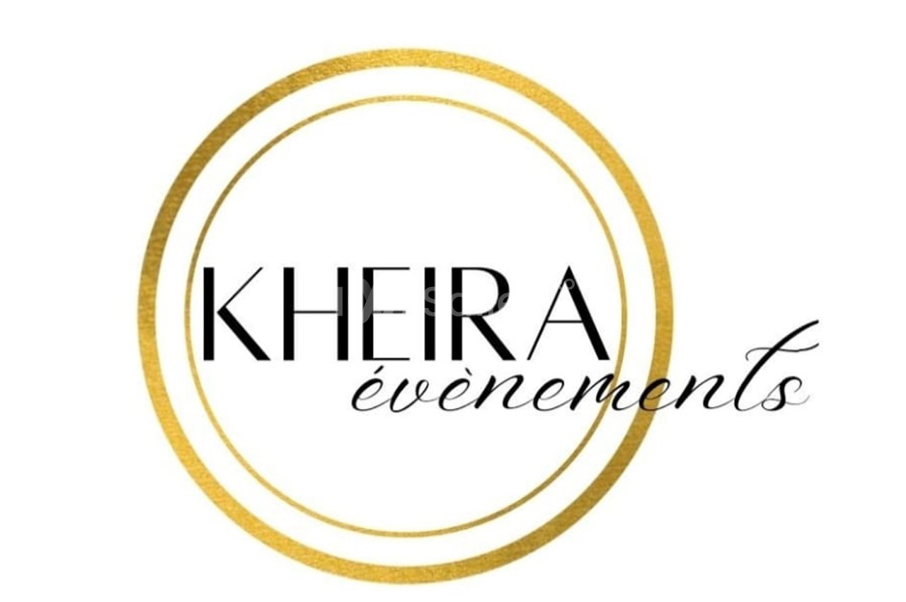 Logo de ’Kheira événements’ avec un cercle doré entourant le texte noir et élégant.