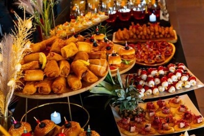 Assiettes garnies de viande rôtie, haricots verts, pommes de terre, carottes et décorations de tomates cerises et olives.