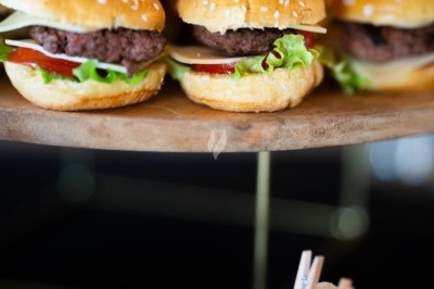 Assiettes garnies de viande rôtie, haricots verts, pommes de terre, carottes et décorations de tomates cerises et olives.