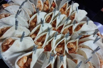 Assiettes garnies de viande rôtie, haricots verts, pommes de terre, carottes et décorations de tomates cerises et olives.