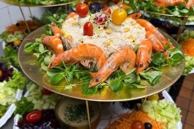 Assiettes garnies de viande rôtie, haricots verts, pommes de terre, carottes et décorations de tomates cerises et olives.