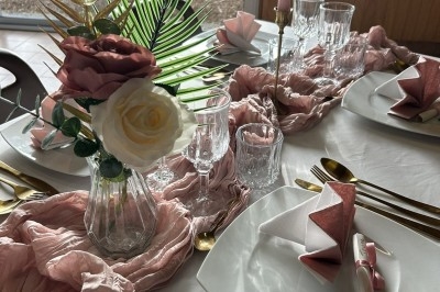 Assiettes garnies de viande rôtie, haricots verts, pommes de terre, carottes et décorations de tomates cerises et olives.