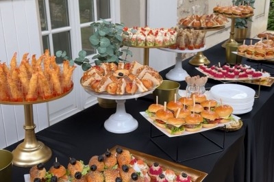 Assiettes garnies de viande rôtie, haricots verts, pommes de terre, carottes et décorations de tomates cerises et olives.