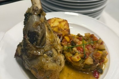 Assiettes garnies de viande rôtie, haricots verts, pommes de terre, carottes et décorations de tomates cerises et olives.