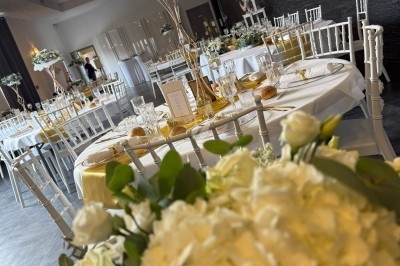 Assiettes garnies de viande rôtie, haricots verts, pommes de terre, carottes et décorations de tomates cerises et olives.