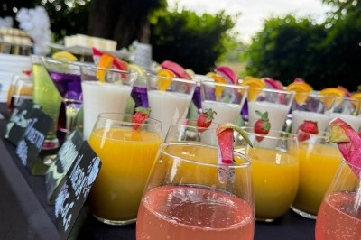 Assiettes garnies de viande rôtie, haricots verts, pommes de terre, carottes et décorations de tomates cerises et olives.