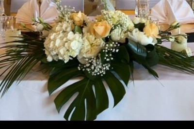 Assiettes garnies de viande rôtie, haricots verts, pommes de terre, carottes et décorations de tomates cerises et olives.