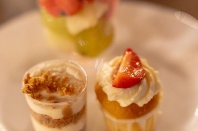 Assiettes garnies de viande rôtie, haricots verts, pommes de terre, carottes et décorations de tomates cerises et olives.